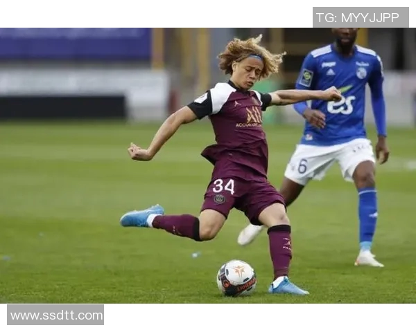 哈维西蒙斯的崛起之路:从青训新星到足球场上的闪耀之光 哈维西蒙斯的崛起之路:从青训新星到足球场上的闪耀之光