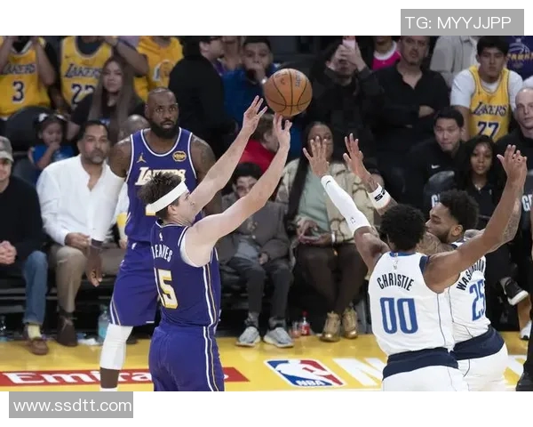 湖人快船决赛对决揭幕全城期待的篮球盛宴即将来临 湖人快船决赛对决揭幕全城期待的篮球盛宴即将来临