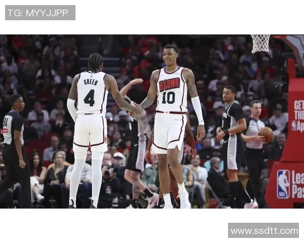 火箭与爵士激战双加时经典对决再现篮球魅力与激情 火箭与爵士激战双加时经典对决再现篮球魅力与激情