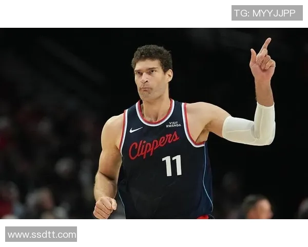 布鲁克洛佩斯：从篮球新星到NBA传奇的成长之路
